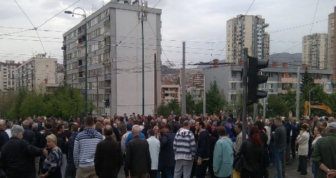 Stanovnici Hrasnog blokirali raskrsnicu: Ne slažemo se s izgradnjom kružnog toka