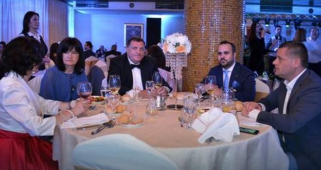Dodik se 'skockao': Predsjednik RS-a sa suprugom Snježanom na svadbi Banjalučanke i zamjenika gradonačelnika Beča