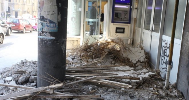 Tik ispred NLB banke: U sarajevskoj ulici Pehlivanuša obrušio se poveći dio fasade, srećom nije bilo ljudi...
