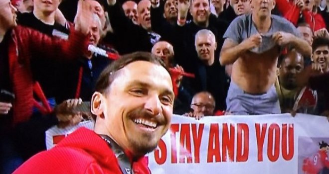 Ibrahimović nije mogao vjerovati kakav mu je transparent napisao navijač Uniteda: 'Ostani i možeš da mi...'