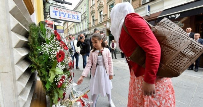 Prvo masovno stradanje u opkoljenom Sarajevu: Položeno cvijeća na mjesto masakra u ulici Ferhadija