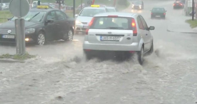 Potop u Sarajevu: Pala ogromna količina kiše, bujice tekle ulicama glavnog grada