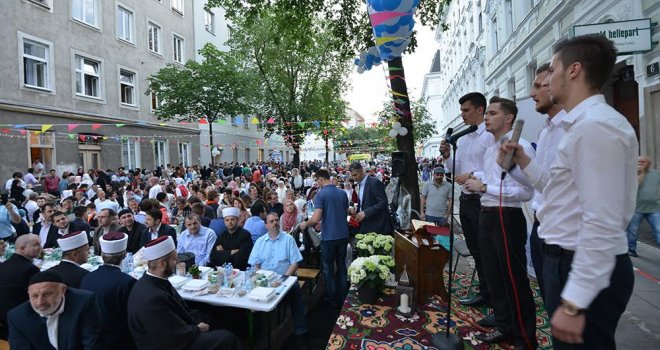 Kad se ezan začuje u Beču: Zavirite na Open Air Iftar, okupilo se na hiljade Bosanaca 