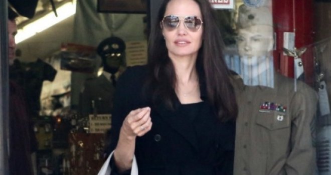 Angelina Jolie na +30 u neobjašnjivom modnom izdanju: Zbog čega su glumici svi gledali u noge?