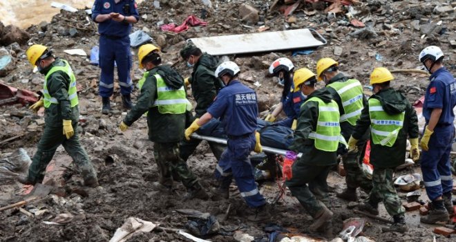 Rano jutros srušio se dio planine: Veliko klizište progutalo više od 40 kuća i 140 osoba 