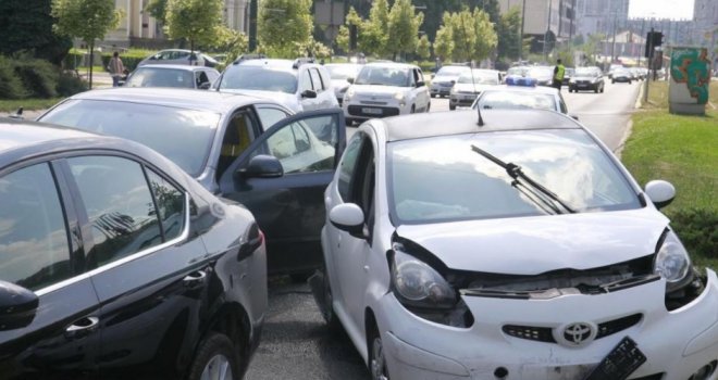 Lančani sudar četiri automobila stvorio veliku gužvu u centru Sarajeva