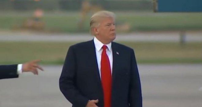 Trump se totalno izgubio na aerodromu: Osiguranje reagiralo u posljednjem trenutku!