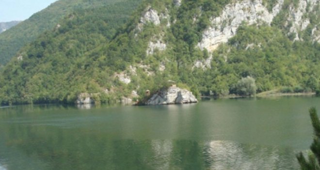 Iz Drinskog jezera izvučen leš ženske osobe: Tijelo duže vrijeme bilo u vodi, traži se pomoć građana u identifikaciji