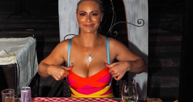 Selma Bajrami u seksi izdanju proslavila rođendan: Pjevačica jedva zadržala grudi u haljini