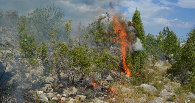 Stanje požara u Jablanici komplikovano: Helikopter OSBiH i jutros gasio vatru