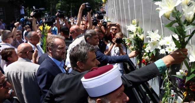 Kolona s posmrtnim ostacima 71. žrtve genocida prošla kroz Sarajevo