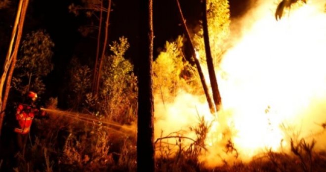 Situacija u Ljubinju katastrofalna: Vatra se širi prema selima, vatrogasci mole za pomoć