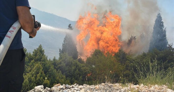 Stihije svuda po Hercegovini: Kod Mostara vatra iznad naseljenih područja