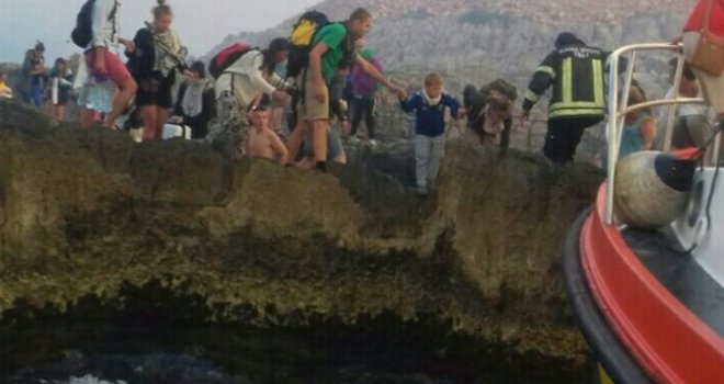 Panika u Tivtu: Turisti skakali u more kako bi se spasili od požara, u vodi sat vremena čekali pomoć