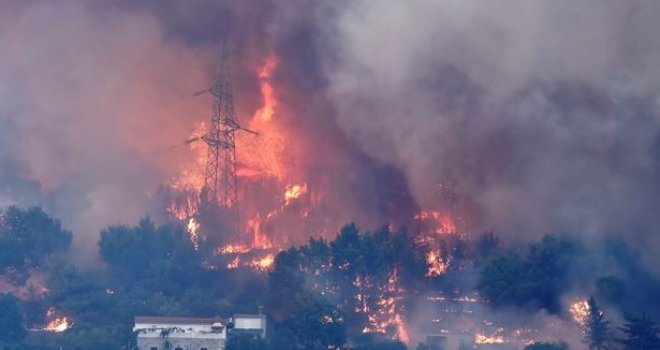Širi se požar prema Splitu: Stanovnici bježe iz kuća, vatrogasci iscrpljeni, pomažu kanaderi i vojska