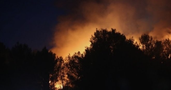 Požar na Hvaru: Planuo deponij u Starom Gradu, vatra zahvatila i borovu šumu...