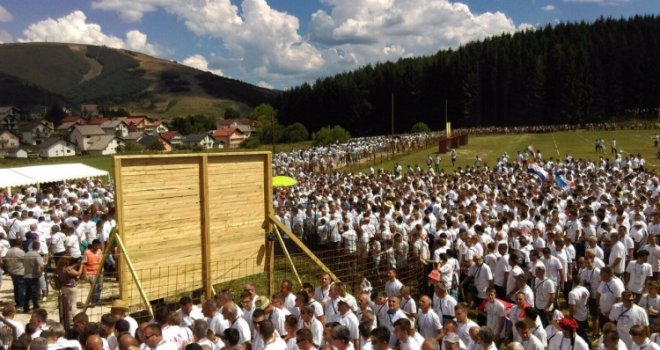 Još jedan Guinnessov rekord oboren u BiH: U Kupresu se okupilo 2.325  Ivana, pjevao im Marko Perković Thompson