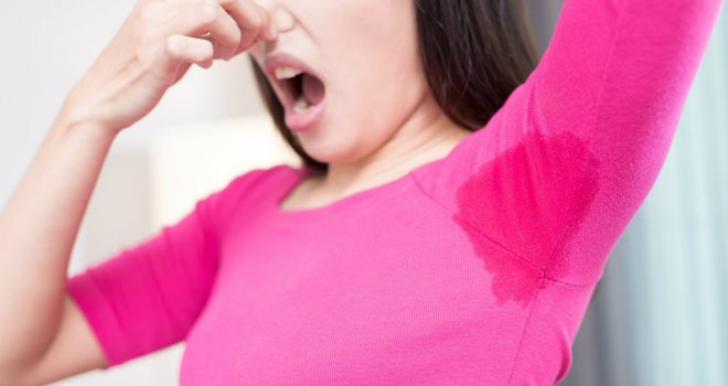 Fleke od znoja na majicama kao rukom odnesene: Evo kako ukloniti dosadne mrlje