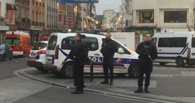 Haos u Parizu: Automobilom se zabio u vojnike, šest osoba povrijeđeno