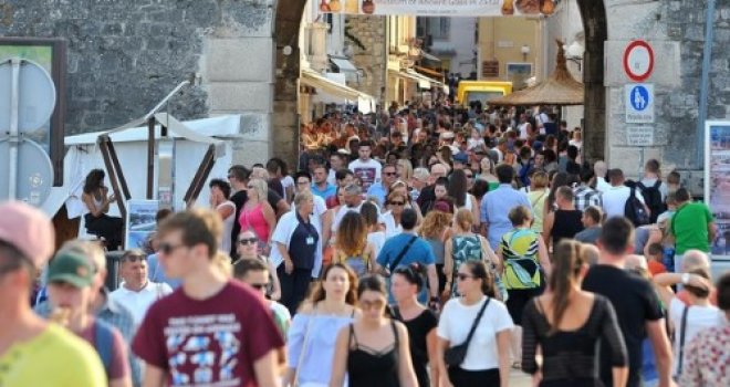 Turistički rekorder: Mali dalmatinski grad kojem se u sezoni broj stanovnika poveća za 450 posto!