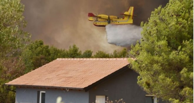 Vatra na 100 metara od kuća: U Dalmaciji još gori - na teren izašla i vojska, čekaju se kanaderi