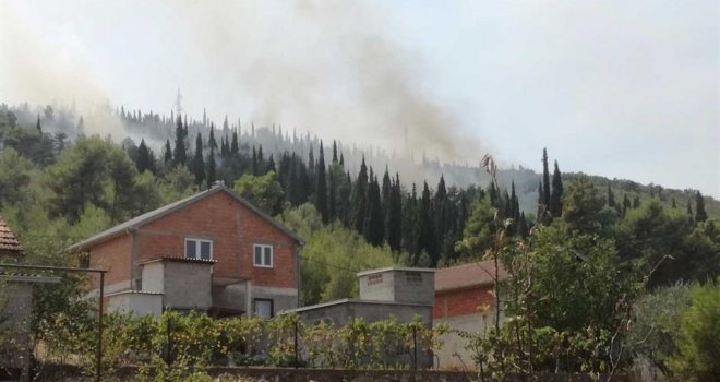 Vatra u Čapljini nadomak kuća: 'Borimo se, spašavamo koliko možemo, situacija je kritična'