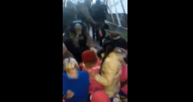 Sukob policije i demonstranata u Vitezu: Udarili trudnu ženu, jednoj izbili zub, a drugu su udarali po glavi...