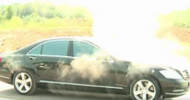 Dim na sve strane: Zapalio se automobil Milorada Dodika! 