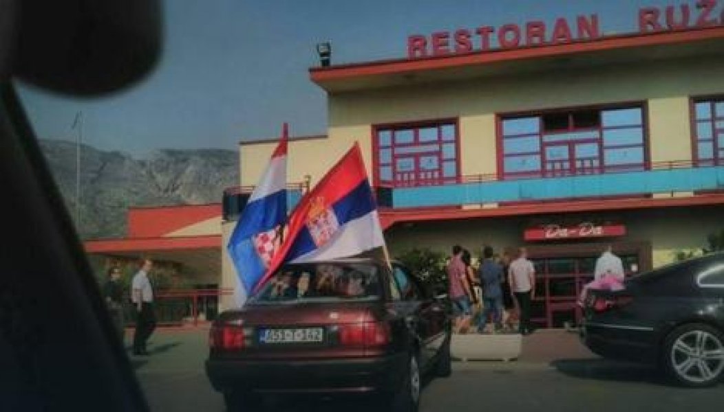 hrvatska-i-srpska-zastava-svatovi-mostar-2
