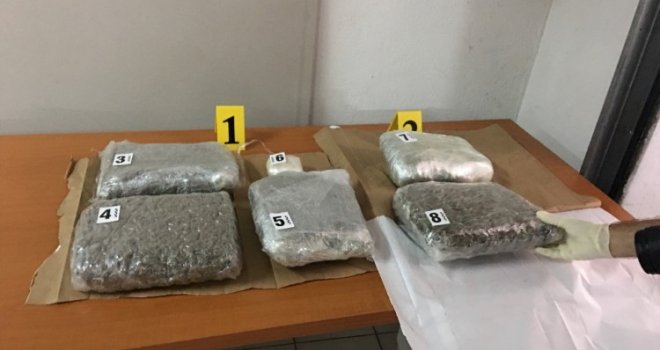 U Tuzli i Pelagićevu uhapšene tri osobe sa 16 kilograma kanabisa