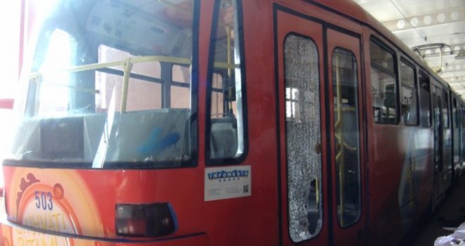 Obustavljen tramvajski saobraćaj: Autobus zbog kvara zaustavljen na šinama