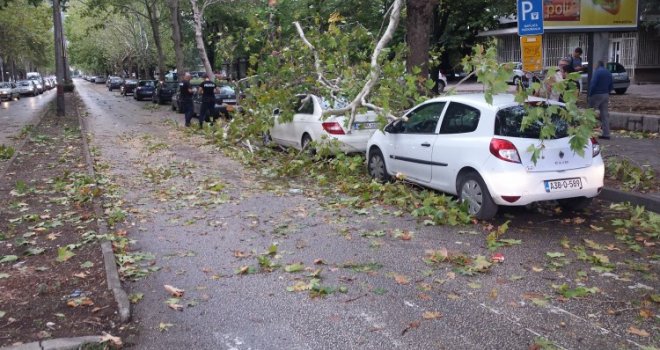 Snažno olujno nevrijeme u Mostaru izazvalo saobraćajni kolaps: Posvuda srušena stabla i granje...