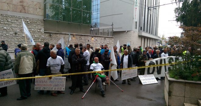 Borci stigli pred Parlament FBiH: 'Ako treba ostat ćemo u kampu pet godina!'