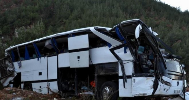 Dva udesa kod Olova: Autobus sletio s puta, sudarila se tri vozila, nekoliko osoba povrijeđeno