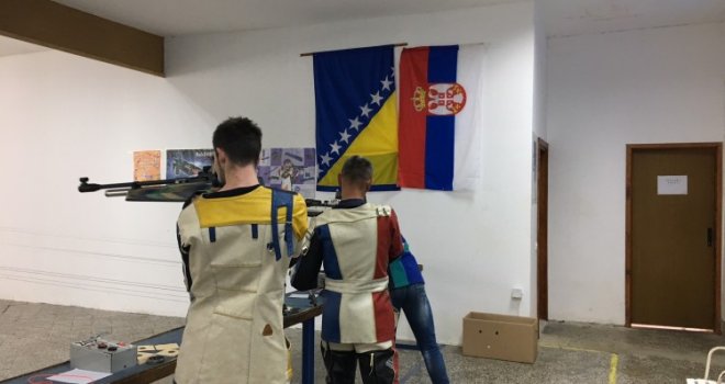 Na bh. takmičenju u streljaštvu u Trebinju umjesto zastave RS, istaknuta zastava Srbije: 'Mi nemamo druge zastave'