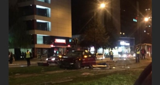 Opet nesreća u ulici Zmaja od Bosne: Automobil sletio s ceste i prevrnuo se na šinama, ima povrijeđenih 