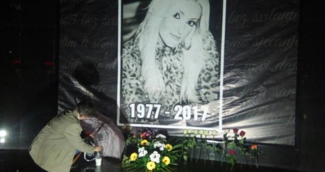 Tuga u Bihaću: Brojni građani položili cvijeće u čast preminule Donne Ares 