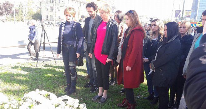 Mirni skup povodom godišnjice smrti studentica: Cvijeće na mjestu stradanja