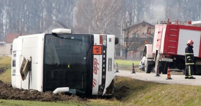 Strava u Hrvatskoj: Prevrnuo se autobus prepun školske djece, vozač automobila poginuo