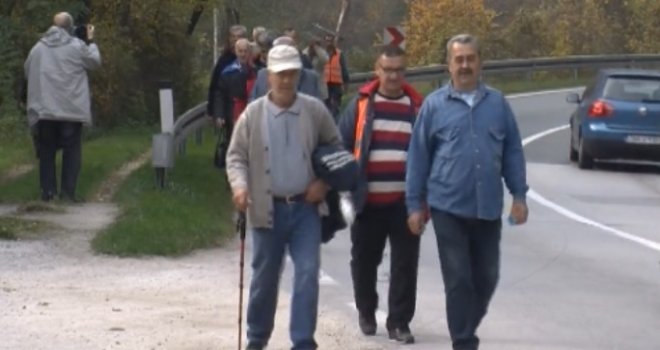 Nekadašnji radnici 'Vitezita' iscrpljeni i bolesni pješače prema Sarajevu: Pitanje je vremena kada će početi padati...