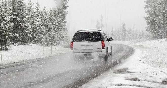 Vozači, oprez: Snijeg zatrpao bh. ceste, a najgore je na ovim putnim pravcima...