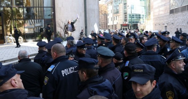 Mirni protest policajaca ispred sjedišta Federalnog parlamenta