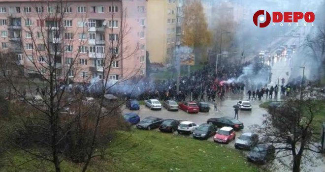 Uzavrelo u Novom Sarajevu: Horde zla u pohodu na Grbavicu, policija, baklje i navijači na ulicama... 