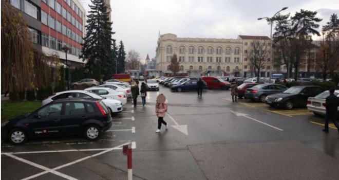 Nesvakidašnja pljačka u BiH: Zaspao na parkingu, a djevojka mu iz automobila ukrala 23.000 KM!