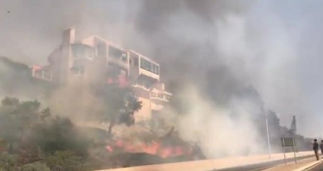 Požar GUTA Los Angeles: Gore vile slavnih u elitnom Bel-Airu, 150 hiljada ljudi evakuisano