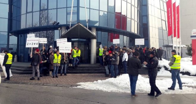 Zaposlenici i dobavljači sarajevske pekare 'Aspek' protestuju ispred sjedišta Addiko banke