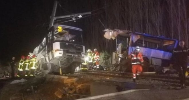 Strava u Francuskoj: U sudaru voza i autobusa poginulo četvoro djece, sedmoro u kritičnom stanju