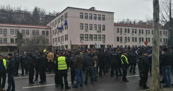 Završen protest policije u Sarajevu, pregovarački tim niko nije primio