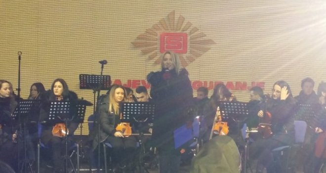Koncertom 'MuzikArta' ispred katedrale u Sarajevu počela trodnevna novogodišnja manifestacija