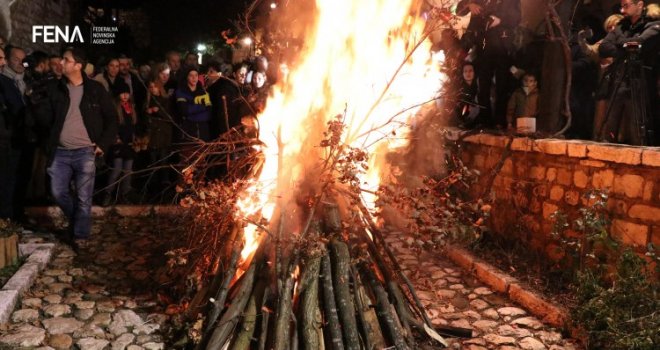 Pogledajte kako je bilo na večernjem bogosluženju i paljenju badnjaka uoči pravoslavnog Božića